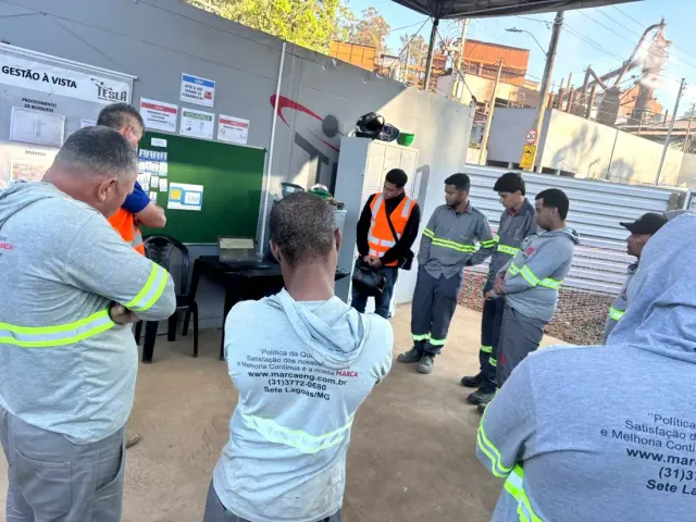 Equipe reunida em campo para orientações de segurança