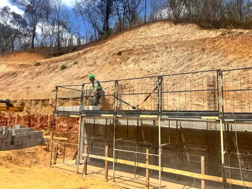 Formas e estruturas de fundação em canteiro de obras