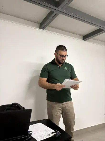 Profissional da AJN conferindo documentação de trabalho