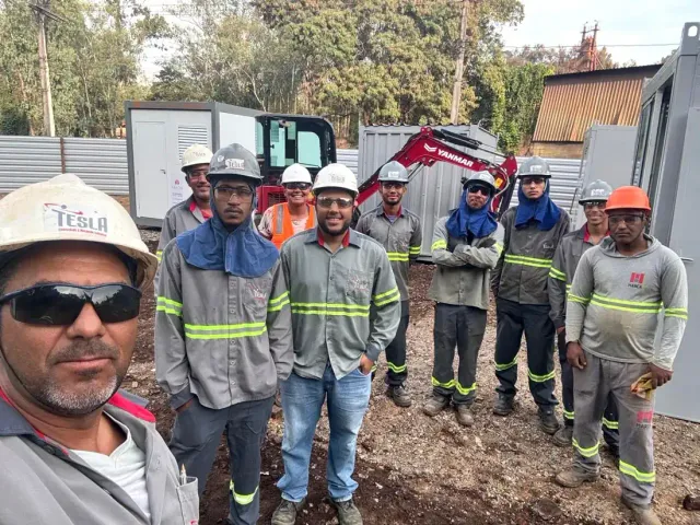 Profissionais usando EPIs durante atividade de campo em obra