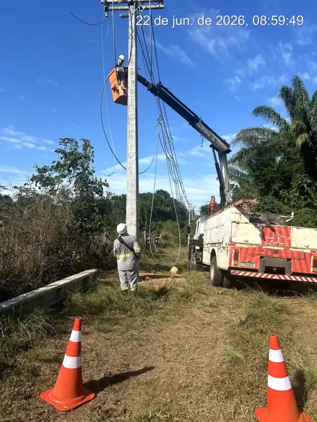 Serviço em infraestrutura de rede elétrica com equipamento de elevação
