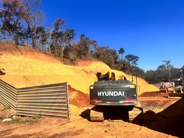 Escavadeira em operação em canteiro de obras
