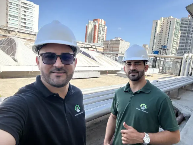 Profissionais de engenharia e segurança em atividade de campo